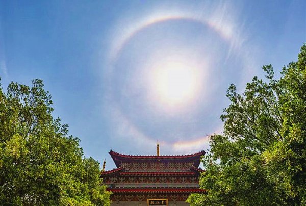 毅鸣天汇 “五一”期间，四川峨眉山连续两日出现日晕现象