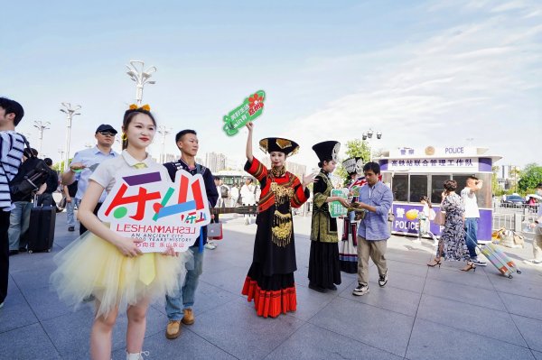 佰亿配资 好看好耍好吃好购 四川乐山“五一”文旅集市为游客送上“限定快乐”